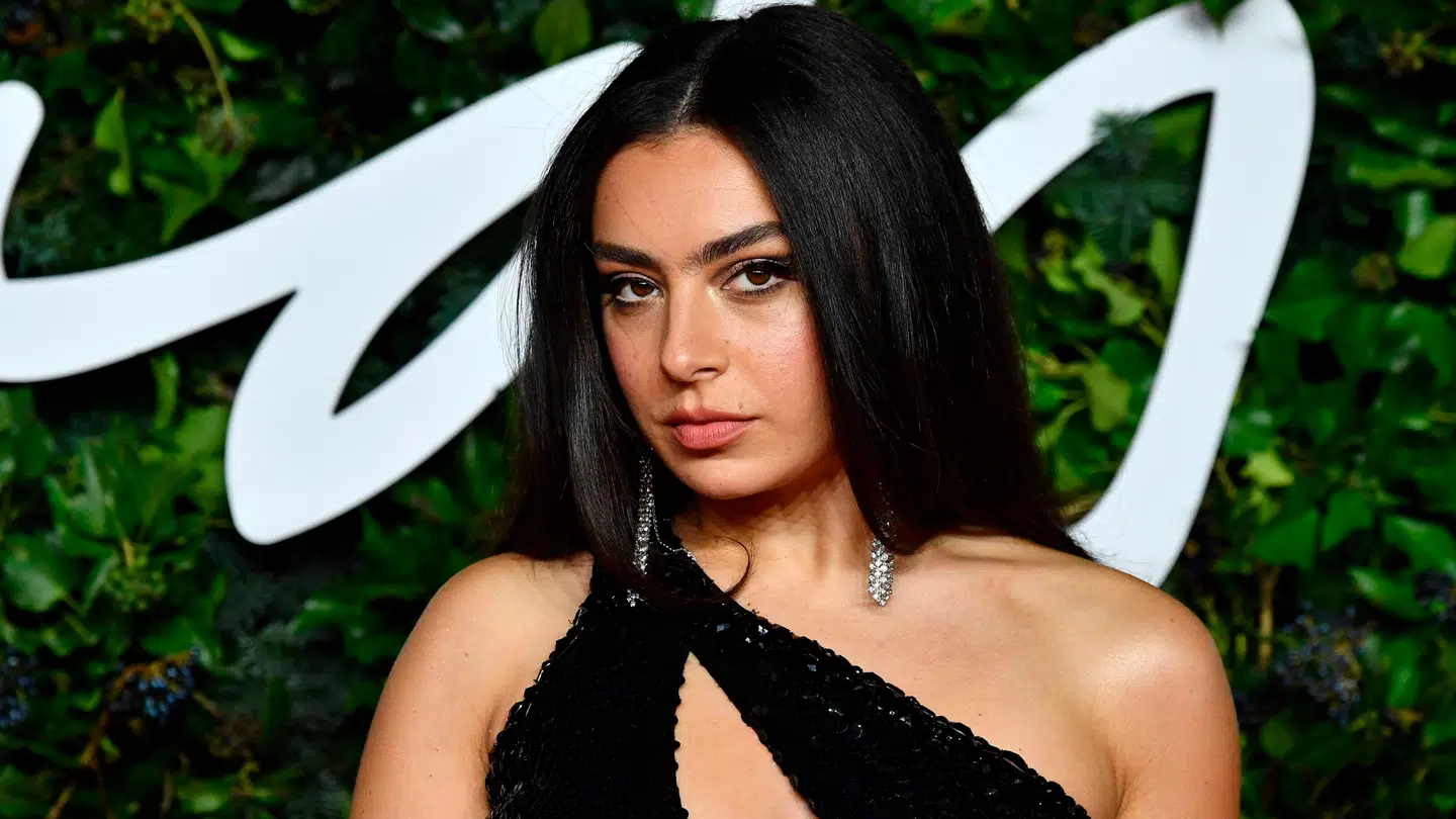 Britiske Charlie XCX slog for alvor sit navn fast som verdensstjerne i 2024 med sit album 'BRAT', som Kamala Harris senere brugte i sin præsidentkampagne. Charlie spillede på Roskilde Festival i 2024 og 2025.