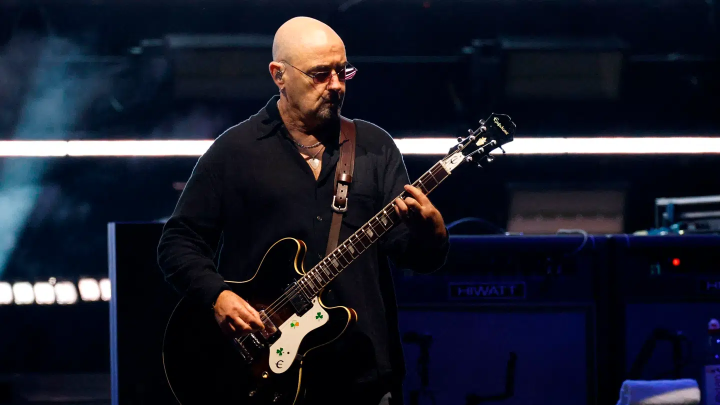 Paul 'Bonehead' Arthurs fra det britiske rockband Oasis må holde pause fra deres genforeningsturné grundet behandling mod kræft.