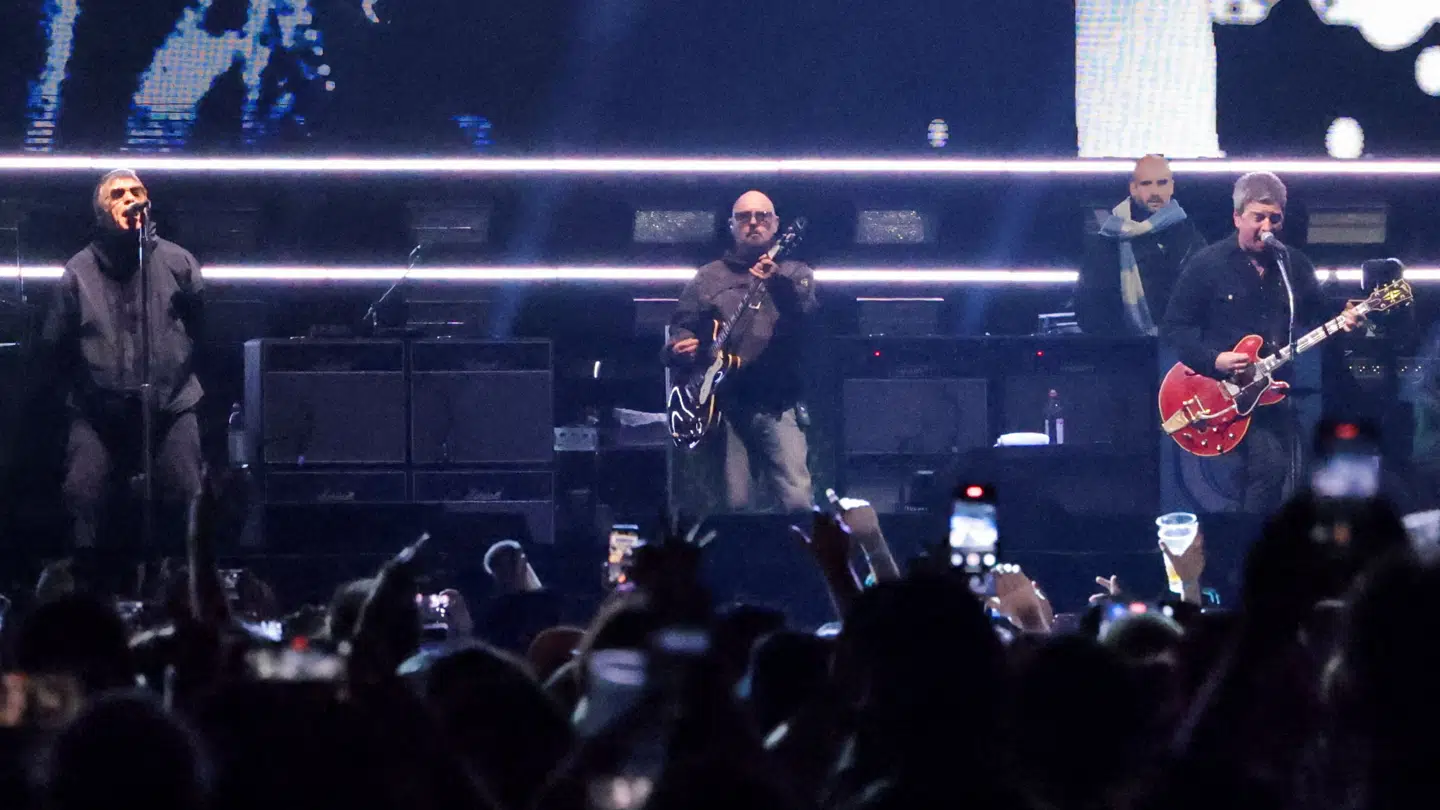 Liam og Noel Gallagher med Paul 'Bonehead' Arthurs i midten.