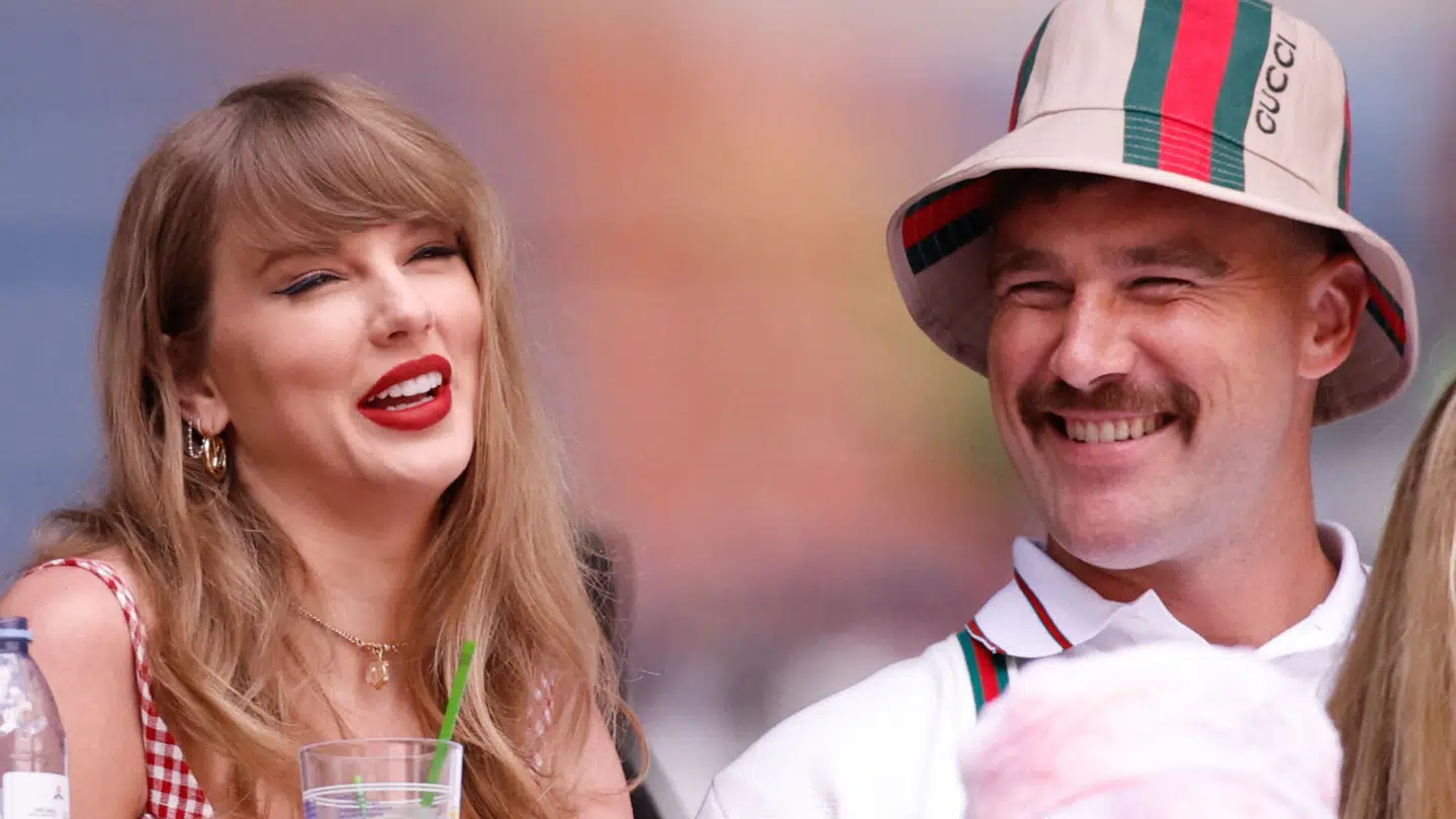 Den amerikanske sangerinde Taylor Swift og hendes forlovede, NFL-stjernen Travis Kelce.