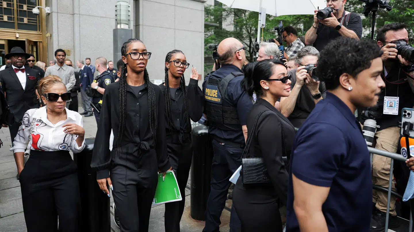 Familiemedlemmer til rapperen Sean 'Diddy' Combs foran retten i New York.