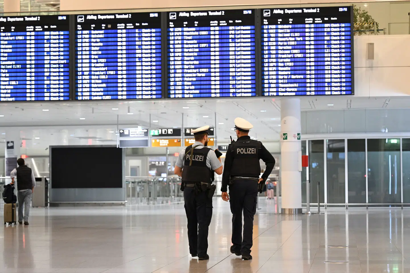 Billede fra fredag af betjente i lufthavnen i München i Tyskland, efter at lufthavnen fredag aften er lukket for anden gang på et døgn. Det skyldes ubekræftede droneobservationer, siger lufthavnen.