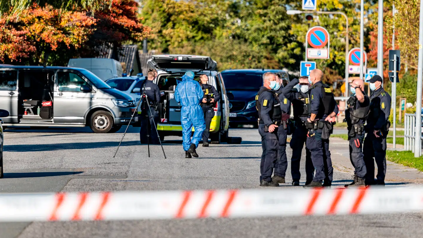 En mand er svært tilskadekommen, efter et han er blevet ramt af skud i Ishøj fredag den 3. oktober 2025
