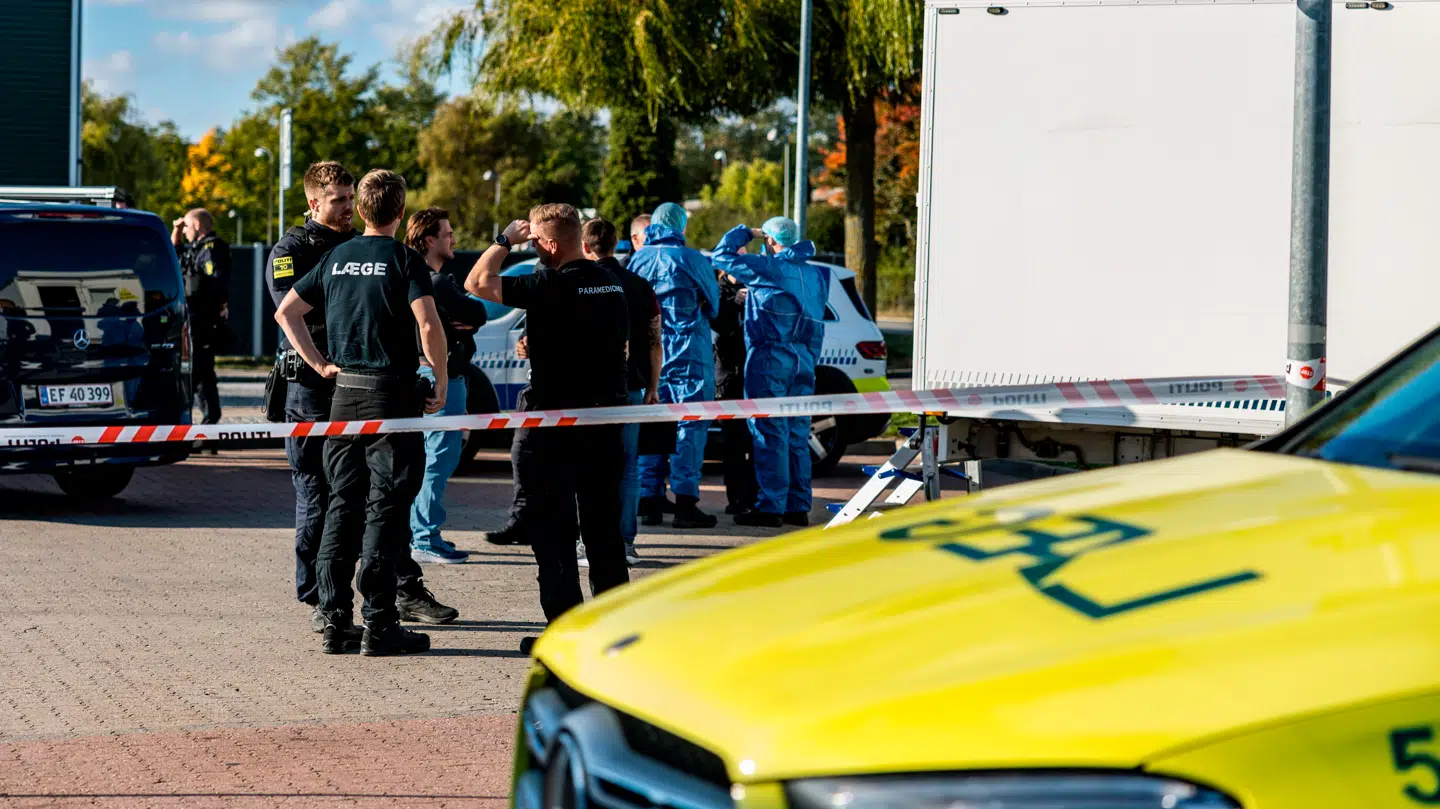 En mand er svært tilskadekommen, efter et han er blevet ramt af skud i Ishøj fredag den 3. oktober 2025