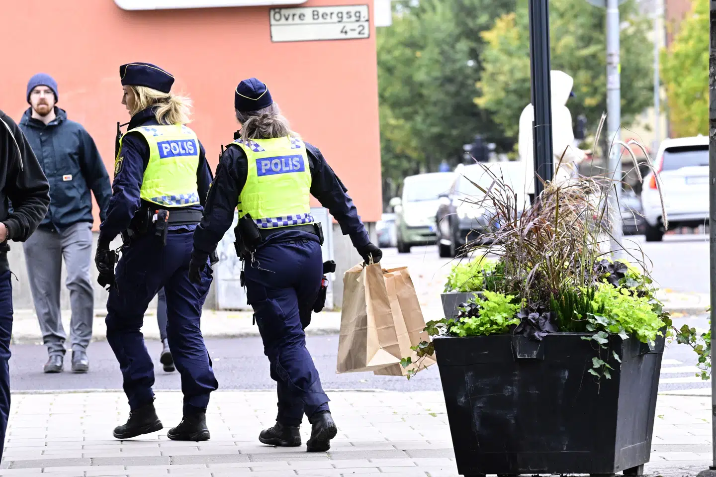Svensk politi er til stede i den svenske by Gävle, hvor seks personer natten til lørdag blev ramt af pistolskud.