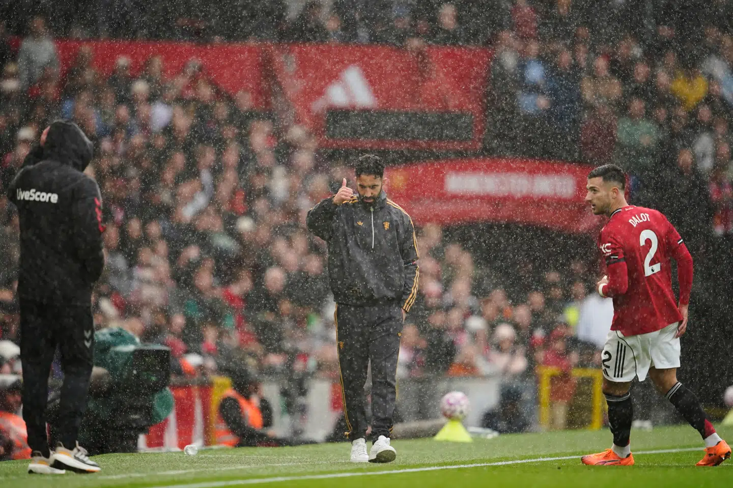 Ruben Amorim og Manchester United var pisket til sejr mod Sunderland, og den blev styret i land i silende regn.