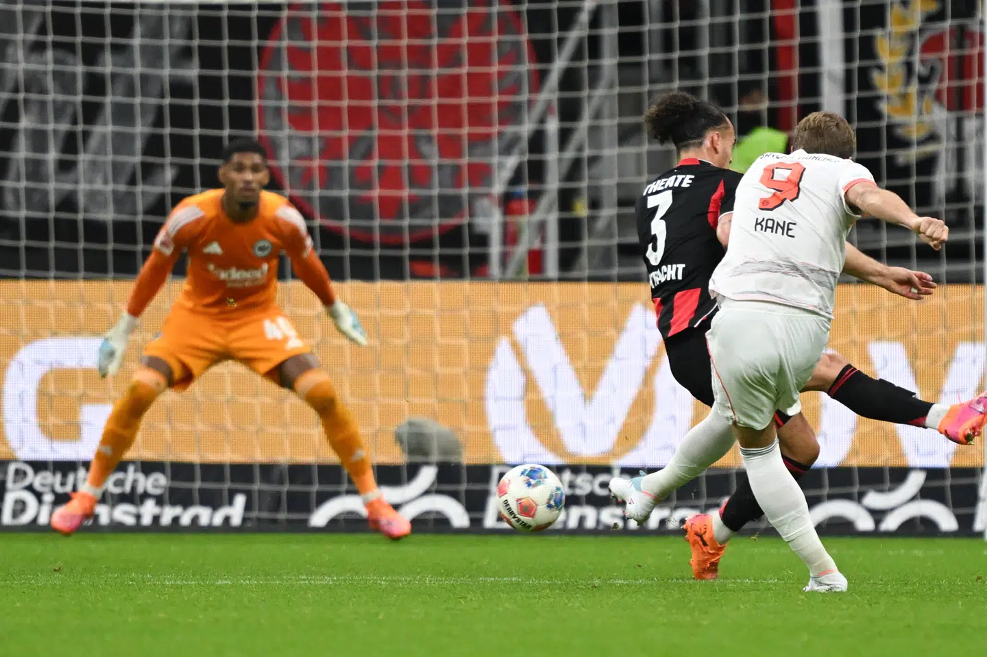 Harry Kane trykkede af uden for feltet, da han lørdag scorede sit 18. mål i 10 kampe i alle turneringer.