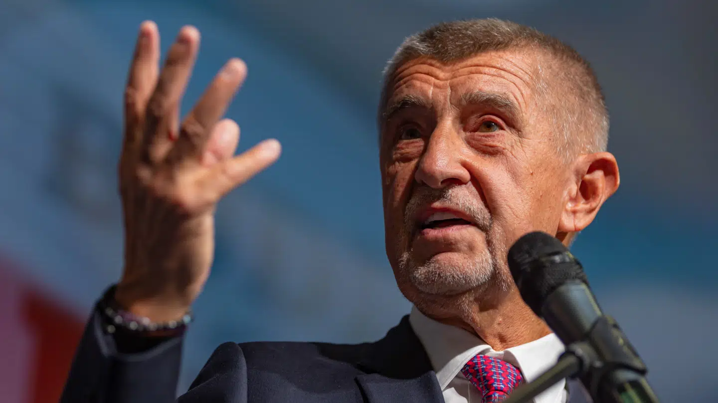 Andrej Babis holder en tale i Prag efter sin sejr.