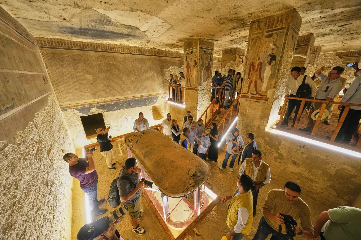 Billede fra lørdag af besøgende i Farao Amenhotep III's grav i Egypten.