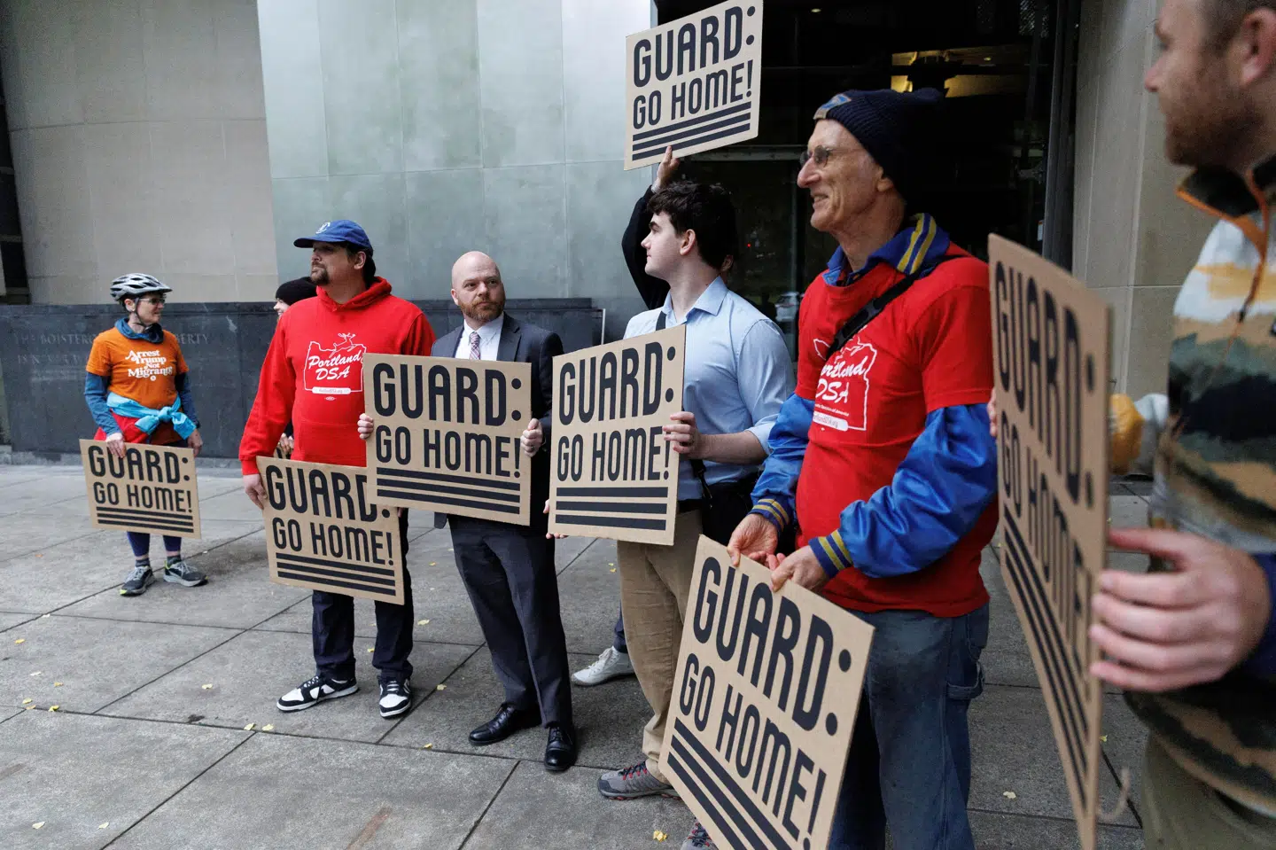 Demonstranter var lørdag mødt op foran retten i Portland, hvor dommer Karin Immergut kom med afgørelse om indsættelse af soldater fra Nationalgarden i byen. Reuters beskriver afgørelsen som et tilbageslag for Trump.
