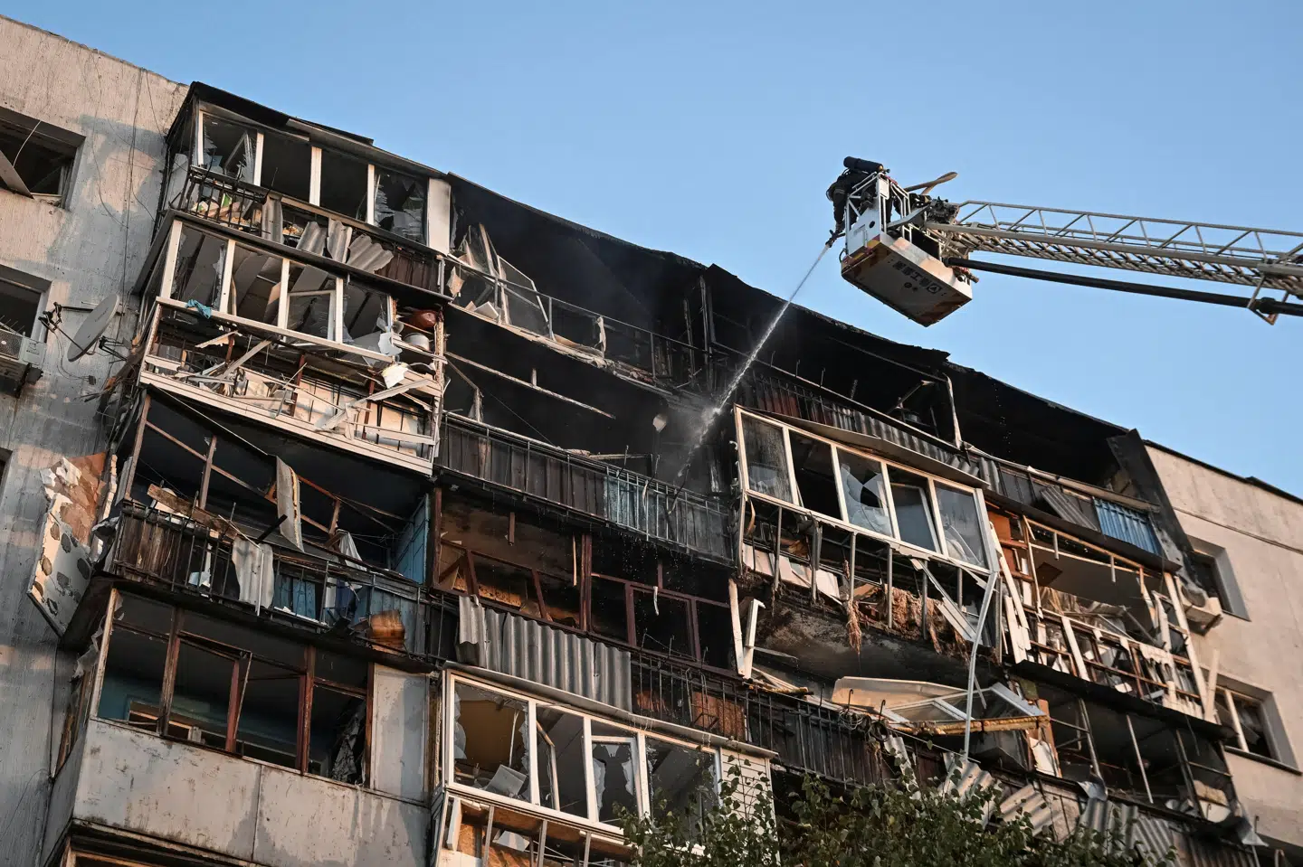 Billede fra september af beskadiget bygning i regionen Zaporizka i det sydøstlige Ukraine. Guvernør melder søndag, at en kvinde her er blevet dræbt i angreb.