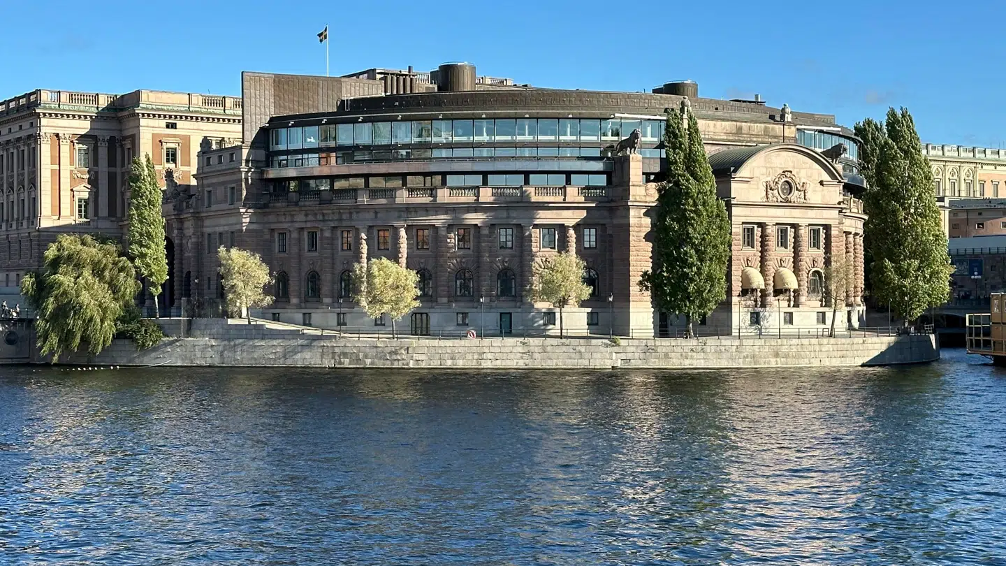 Riksdagen ligger smukt placeret i Stockholm.