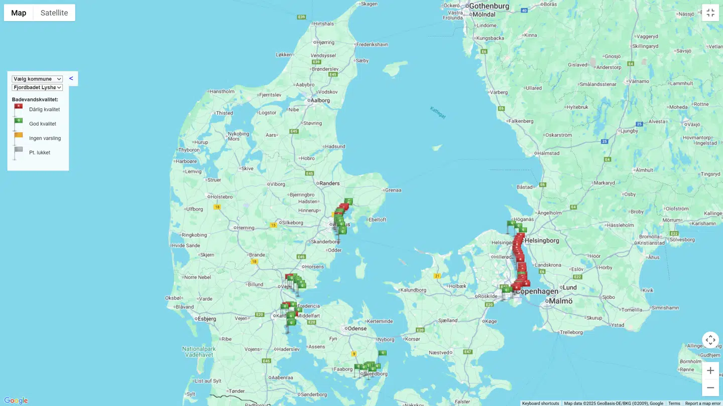 Flere røde flag er hejst.