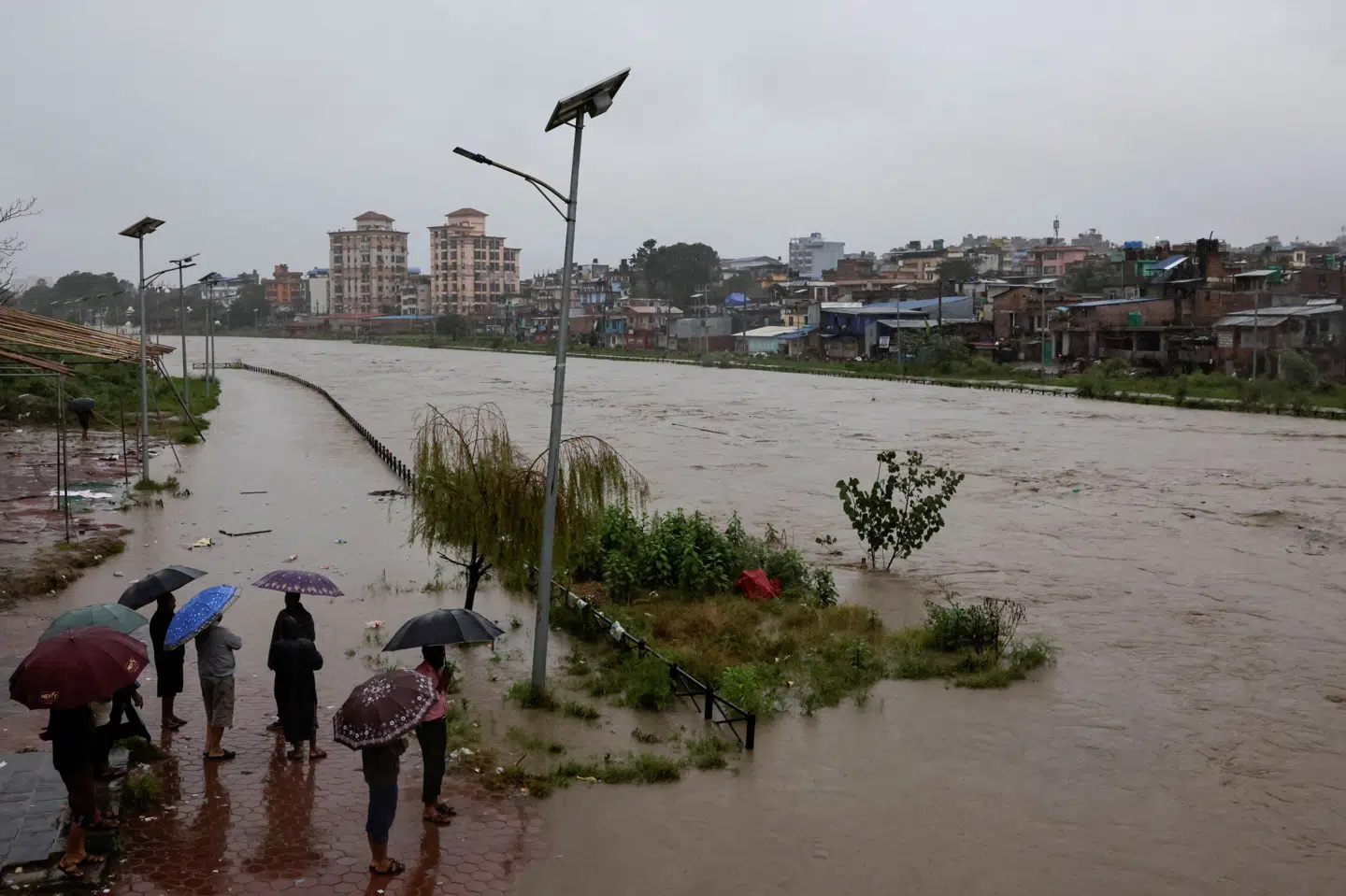 Floden Bagmati flyder over efter voldsomt regnvejr i Nepals hovedstad, Kathmandu, 4. oktober.