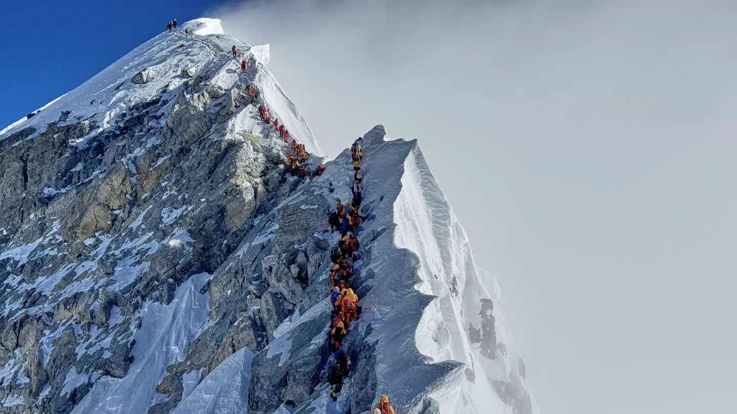(Arkiv) Næsten 1000 personer er fanget på den tibetanske del af Mount Everest.