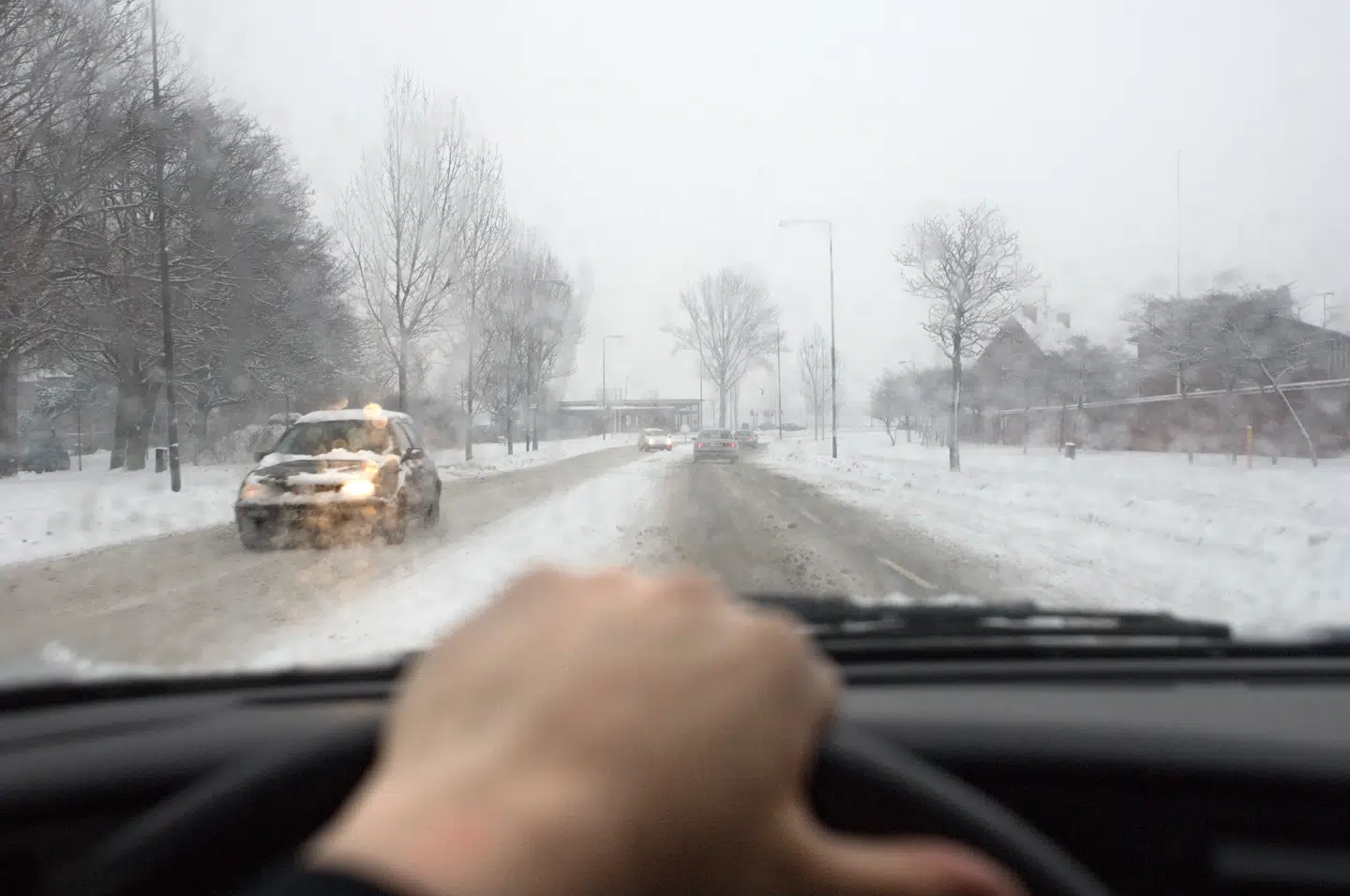 Ny lov forbyder dæk, der er uegnede til et føre, som denne bilist er ude i. Det vil i realiteten sige sommerdæk i vintervejr.