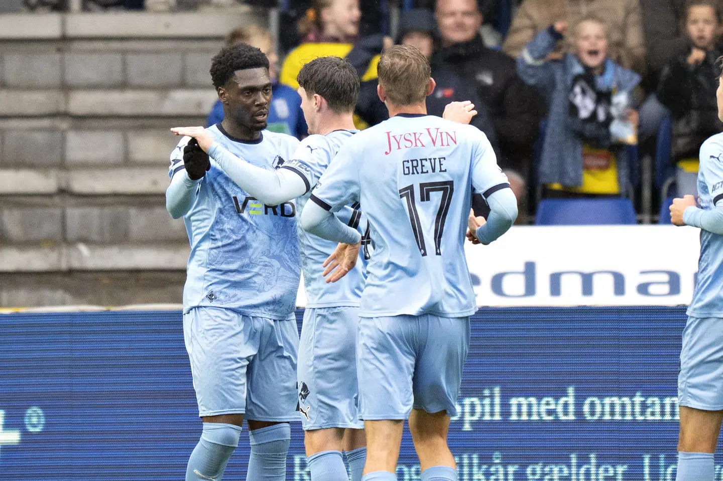 Målscorerne Mohamed Toure og Nikolas Dyhr lykønsker hinanden efter førstnævntes træffer mod Viborg.