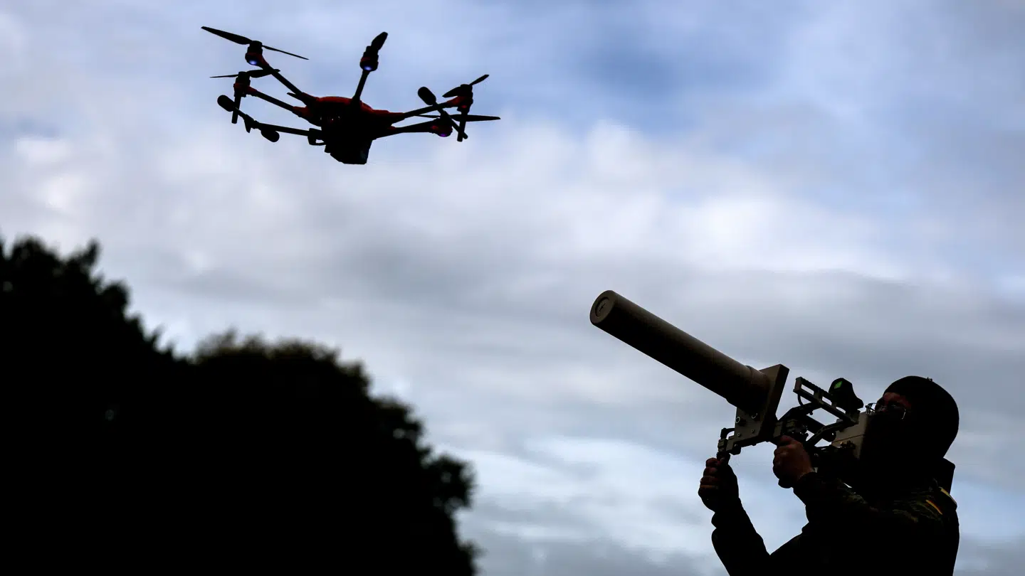 En tysk soldat tester et droneskjold under øvelsen 'Red Storm Bravo' i Hamburg. Det sker i kølvandet på drone-truslen.