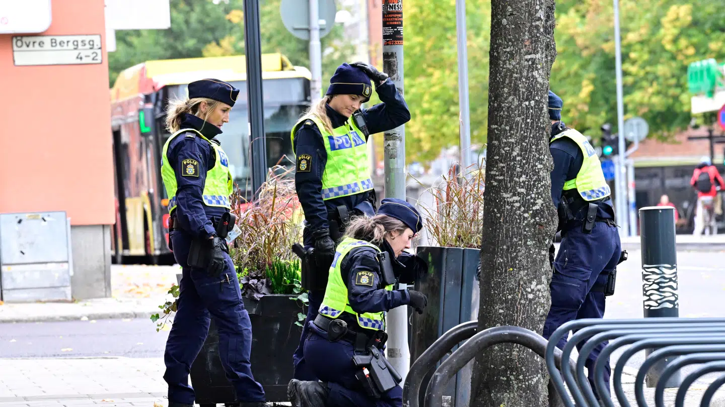 Politiet i gang med at undersøge området morgenen efter skudepisoden.