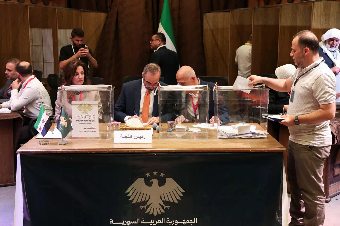 Medlemmer af valgkomitéerne i Syrien stemmer søndag ved det første valg siden Assad-regimets fald.