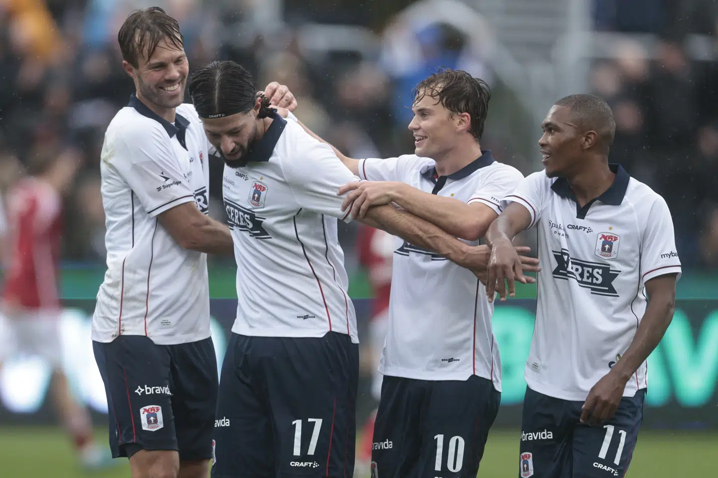 AGF-offensiven var igen i hopla, da Superligaens førerhold sendte Silkeborg hjem med et nederlag i regnvejret.