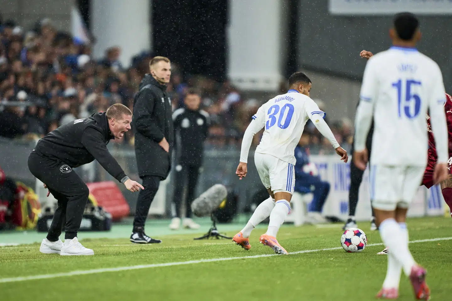 FC Midtjylland-træner Mike Tullberg (til venstre) afviser, at det var en del af taktikken at skabe en masse spilstop mod FC København.
