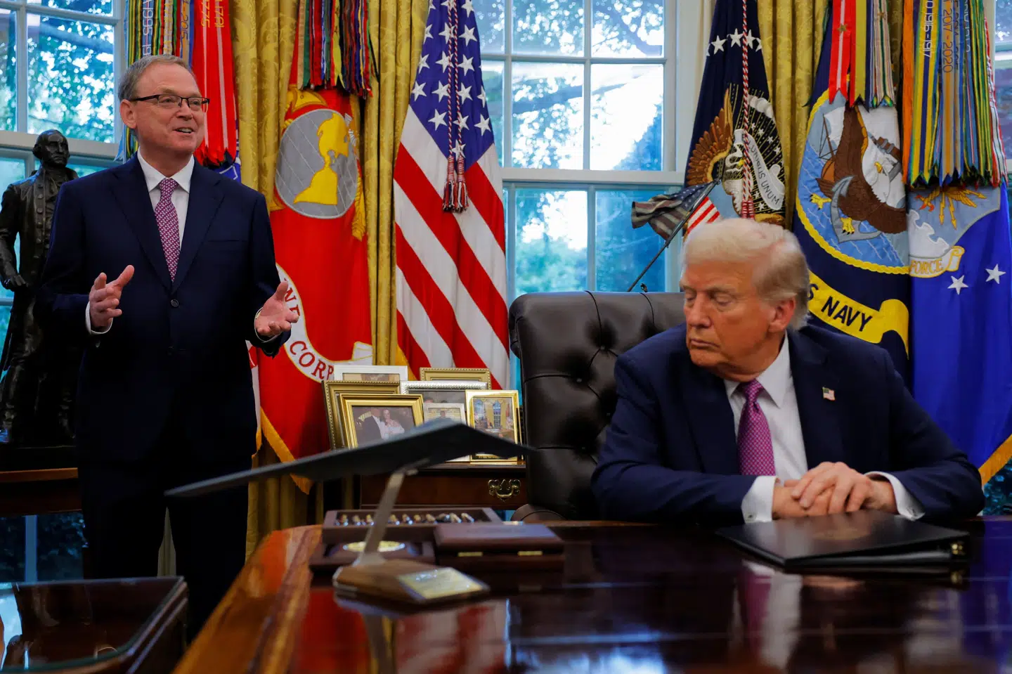 Billede fra søndag af Kevin Hassett, som er direktør for USA's Nationale Økonomiske Råd, og USA's præsident, Donald Trump, i Det Hvide Hus.