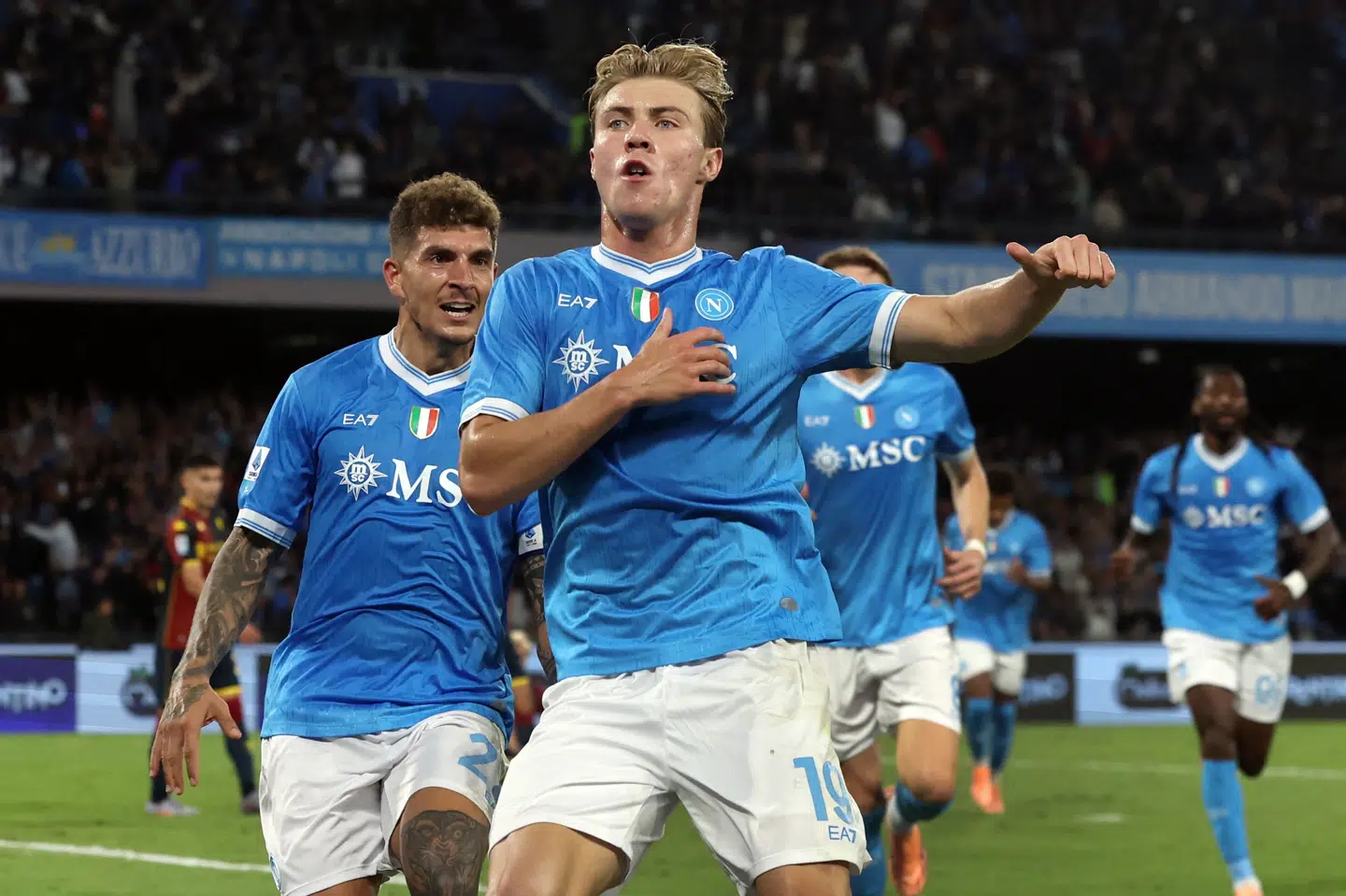 Rasmus Højlund fejrer sit 2-1-mål mod Genoa søndag.