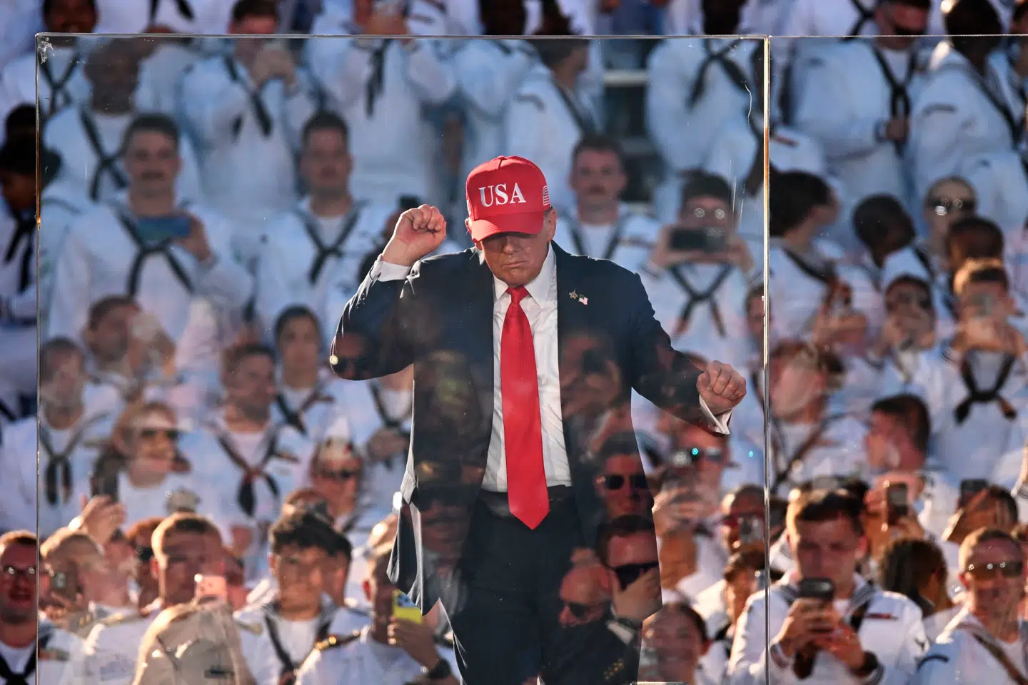 Donald Trump ses her i forbindelse med en tale på under den amerikanske flådes 250-års jubilæumsfejring søndag.