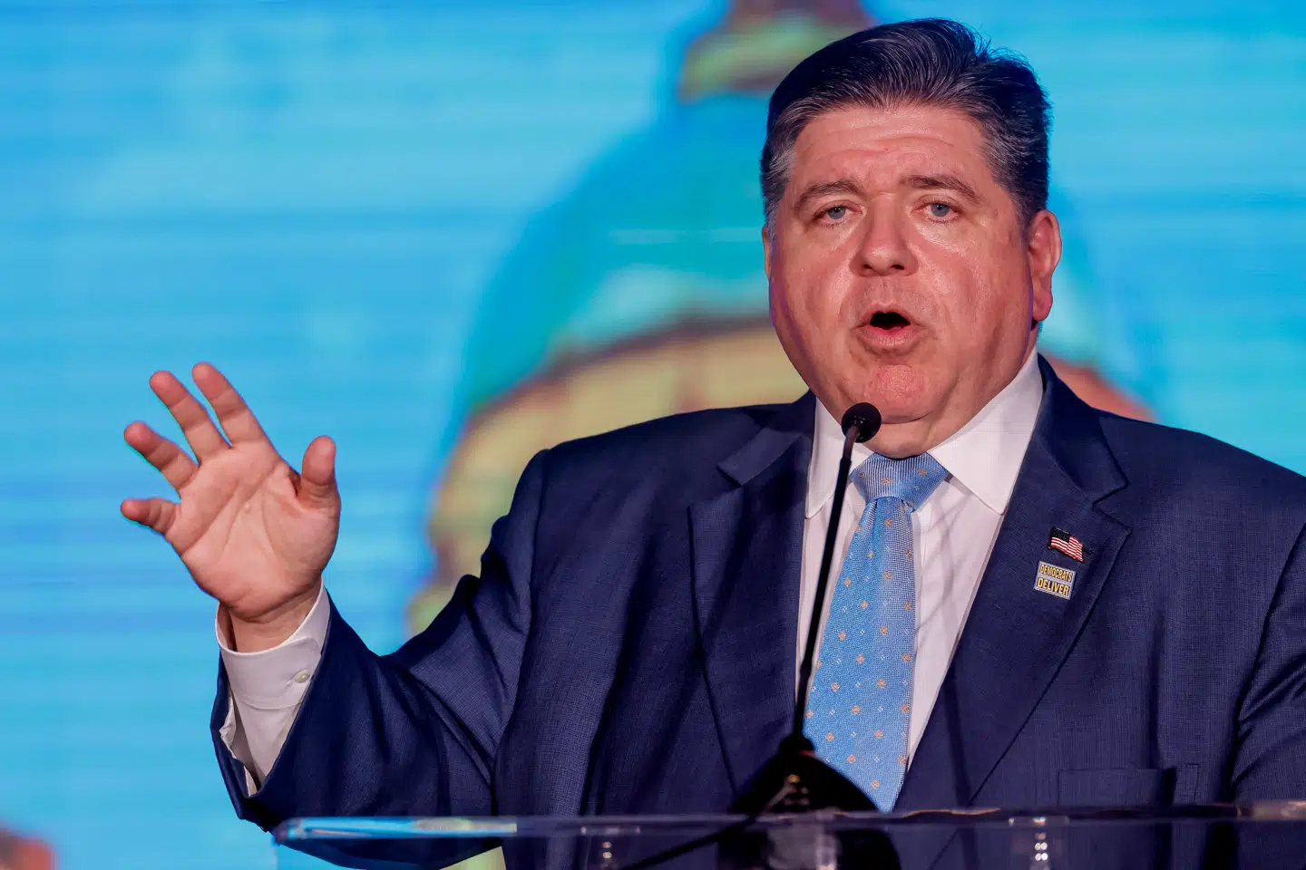 Den demokratiske guvernør i delstaten Illinois, JB Pritzker, er ikke tilfreds med Trumps beslutning.