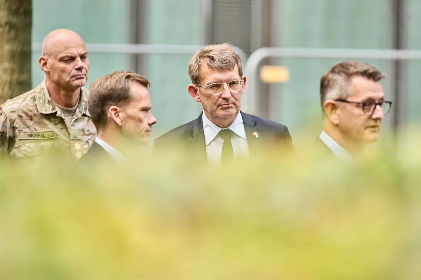 Det var med alvorlige miner, at forsvarschef Michael Hyldgaard, Minister for samfundssikkerhed og beredskab Torsten Schack Pedersen (V), Justitsminister Peter Hummelgaard (S) og Forsvarsminister Troels Lund Poulsen (V) mandag orienterede om droneforstyrrelserne over Danmark, der ifølge Københavns Politi kom fra en 'kapabel aktør'.