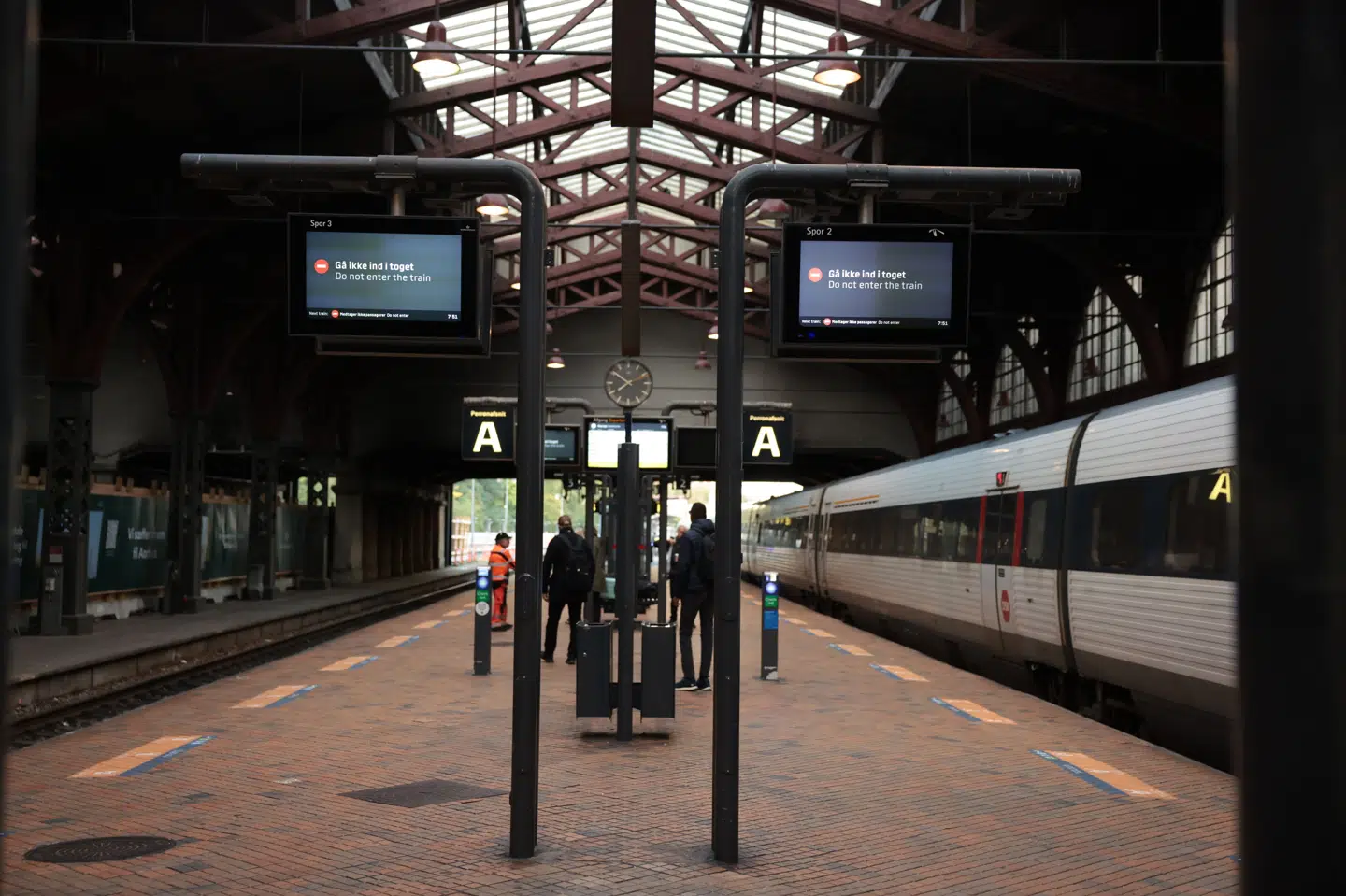 Togtrafikken på Aarhus H genoptages, efter al trafik har været indstillet siden søndag aften. Der er dog udfordringer med størrelserne på togene, oplyser DSB.