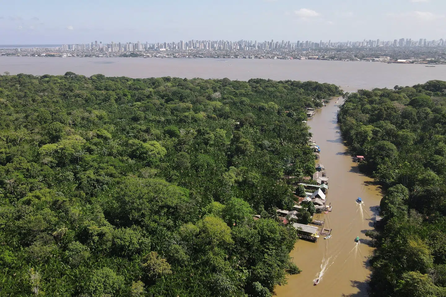 Regnskoven med byen Belem i Brasilien i baggrunden. Byen skal være vært for COP30.