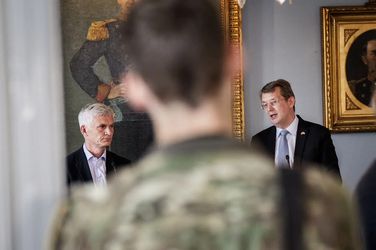 Chef for Forsvarets Efterretningstjeneste Thomas Ahrenkiel og forsvarsminister Troels Lund Poulsen (V) holdt fredag i sidste uge pressemøde om en ny vurdering om hybride trusler.