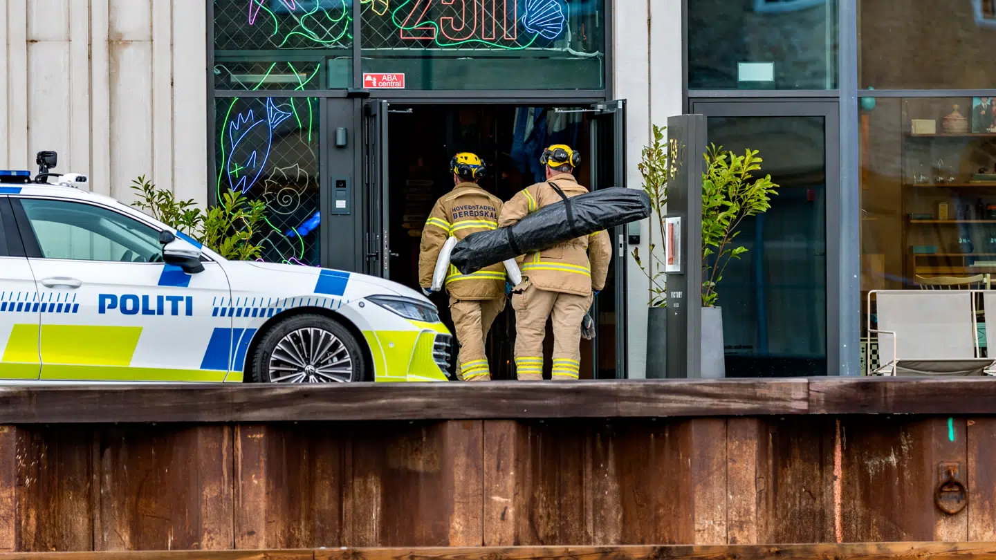 Københavns Politi og brandvæsnet til stede på Papirøen i København mandag den 6. oktober 2025. Københavns Politi er mandag formiddag til stede på Papirøen, da der er fundet en død mand ved et hotel.
