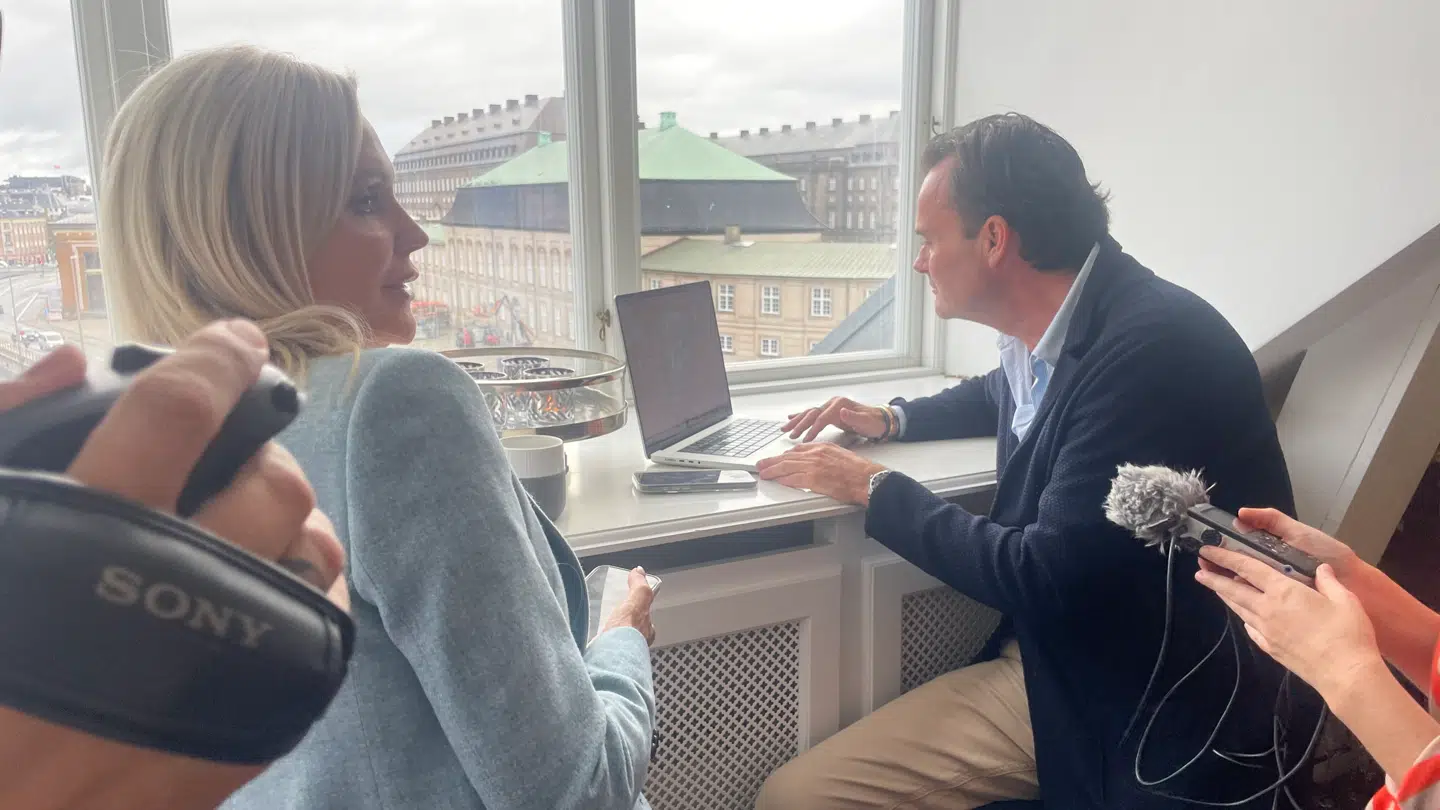 Janni Ree og kæresten Jeppe Stokholm tjekker dommen i deres lejlighed.