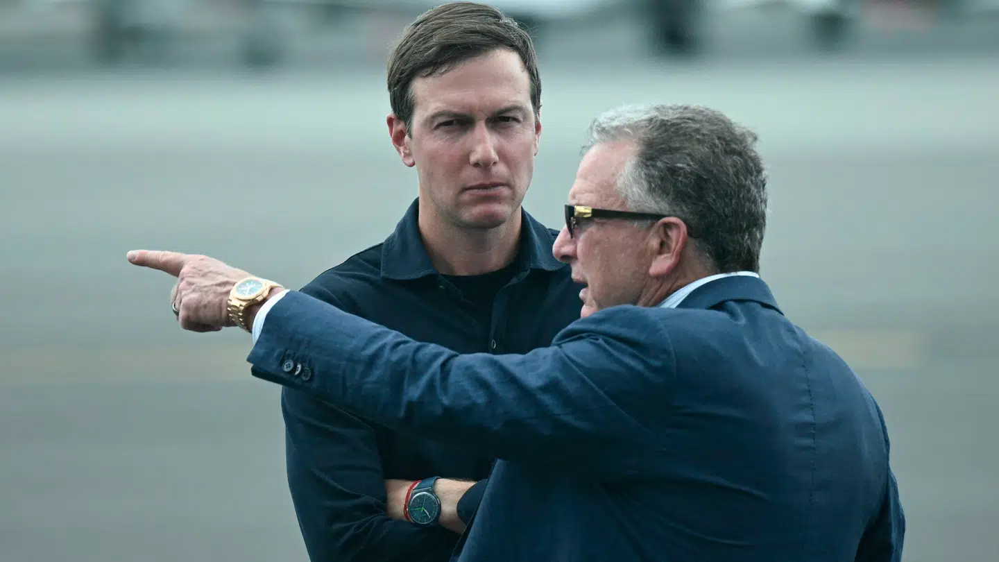 Steve Witkoff (th.) og Jared Kushner går en stor dag i møde mandag.