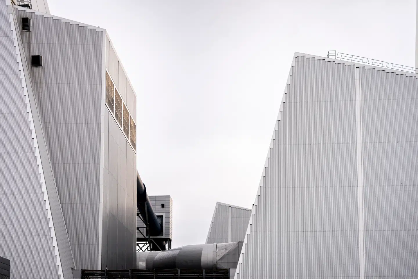 Ørsted Avedøreværket i Hvidovre, mandag den 4. december 2023. Ørsted igangsætter byggeriet af Danmarks første CO2-fangstprojekt i fuld skala på Asnæsværket i Kalundborg og på Avedøreværket i Hvidovre.De to anlæg skal fra begyndelsen af 2026 fange og lagre 430.000 tons CO2 hvert år. Det svarer til den årlige CO2-udledning fra ca. 200.000 benzindrevne biler, og det er et markant bidrag til de danske klimamål for 2025 og 2030.. (Foto: Ida Marie Odgaard/Ritzau Scanpix)