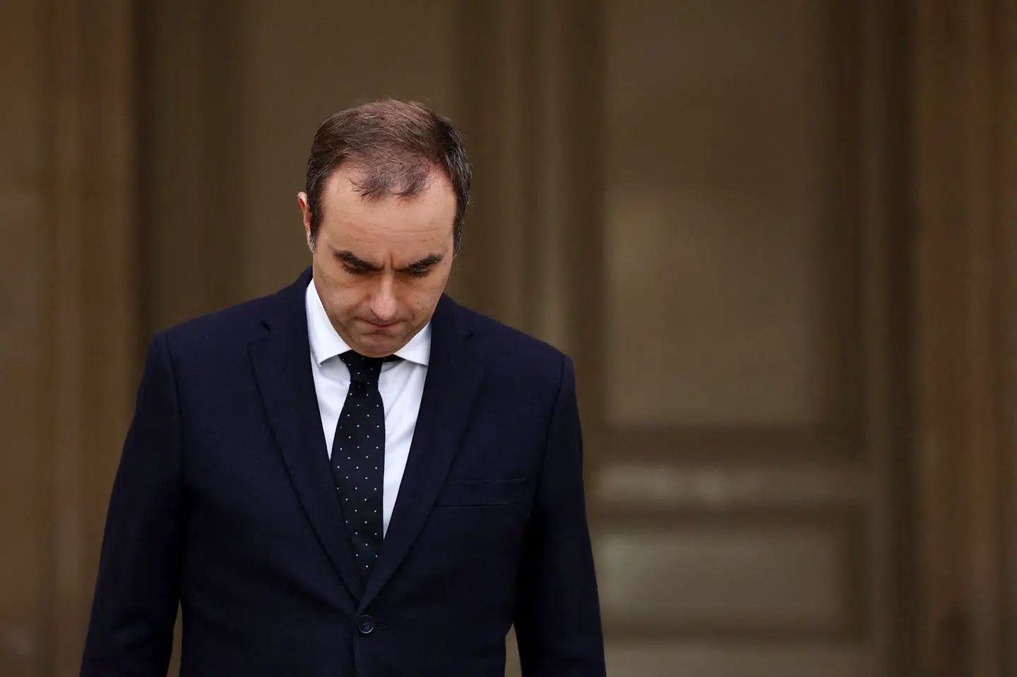 Den nu afgående franske premierminister, Sébastien Lecornu, melder sin afsked mandag foran premierministerens residens i Paris og tager dermed rekorden for kortest siddende premierminister i landet.