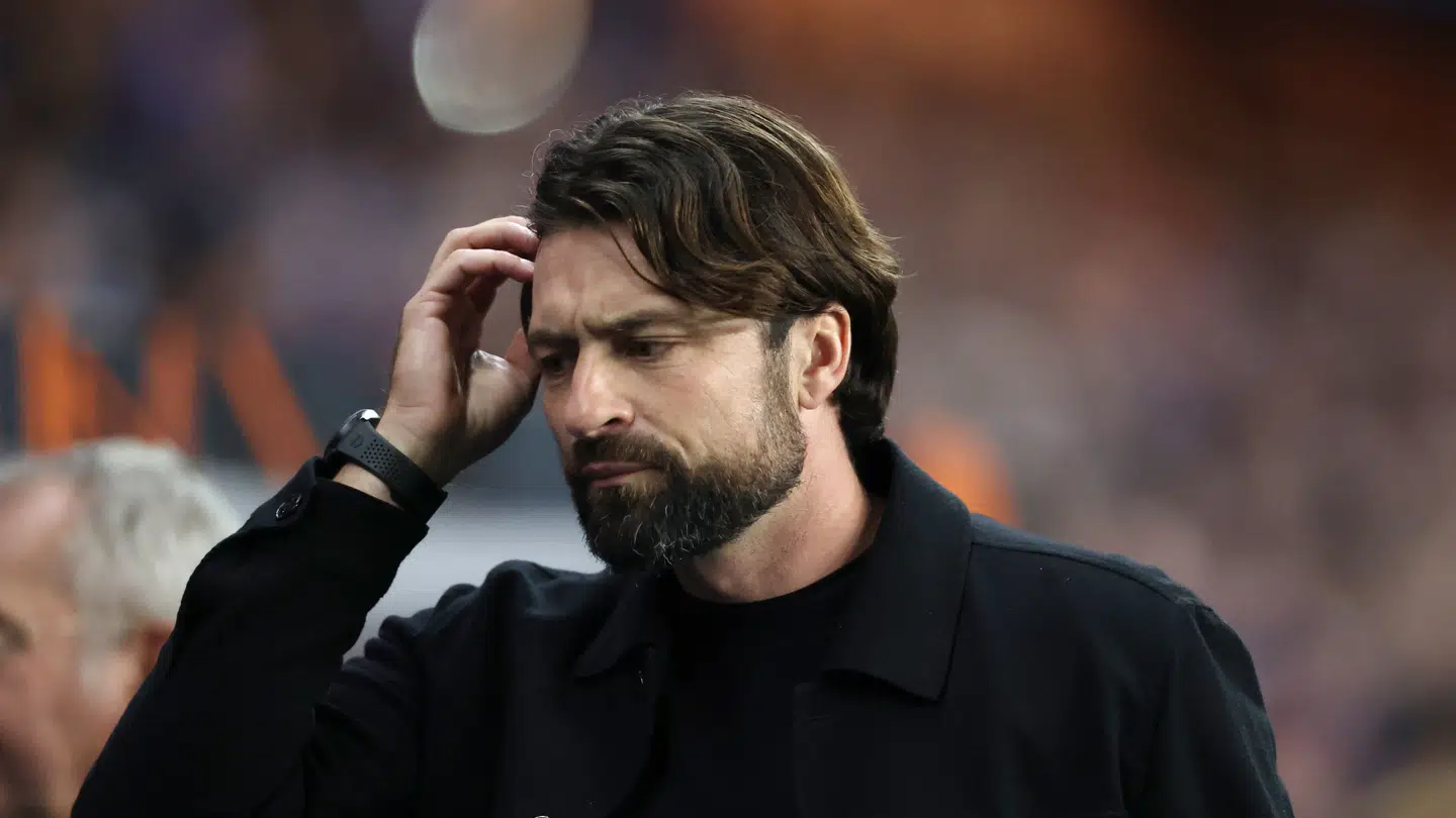 Martin måtte eskorteres væk af politiet, inden han fik sparket.