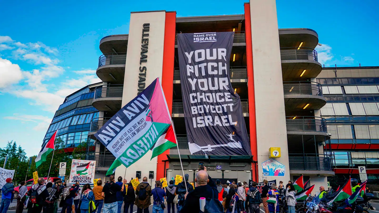 Der er både varslet propalæstinensiske demonstrationer og politisk strejke forud for kampen.