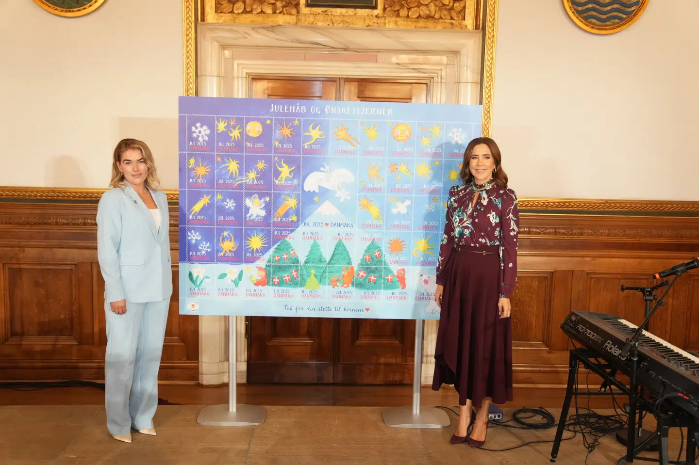 Dronning Mary løftede mandag sløret for årets julemærke sammen med børnebogsforfatter og kunstner Emilie Melgaard Jacobsen på Københavns Rådhus.