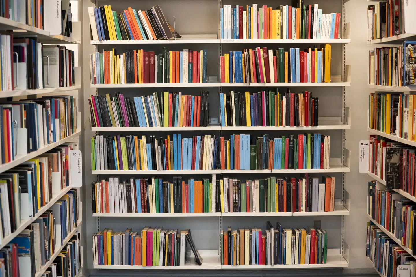 Ved at give gymnasierne over 100 millioner til nye bøger rustes de unges evne til fordybelse og kritisk tænkning, mener børne- og undervisningsminister Mattias Tesfaye (S).