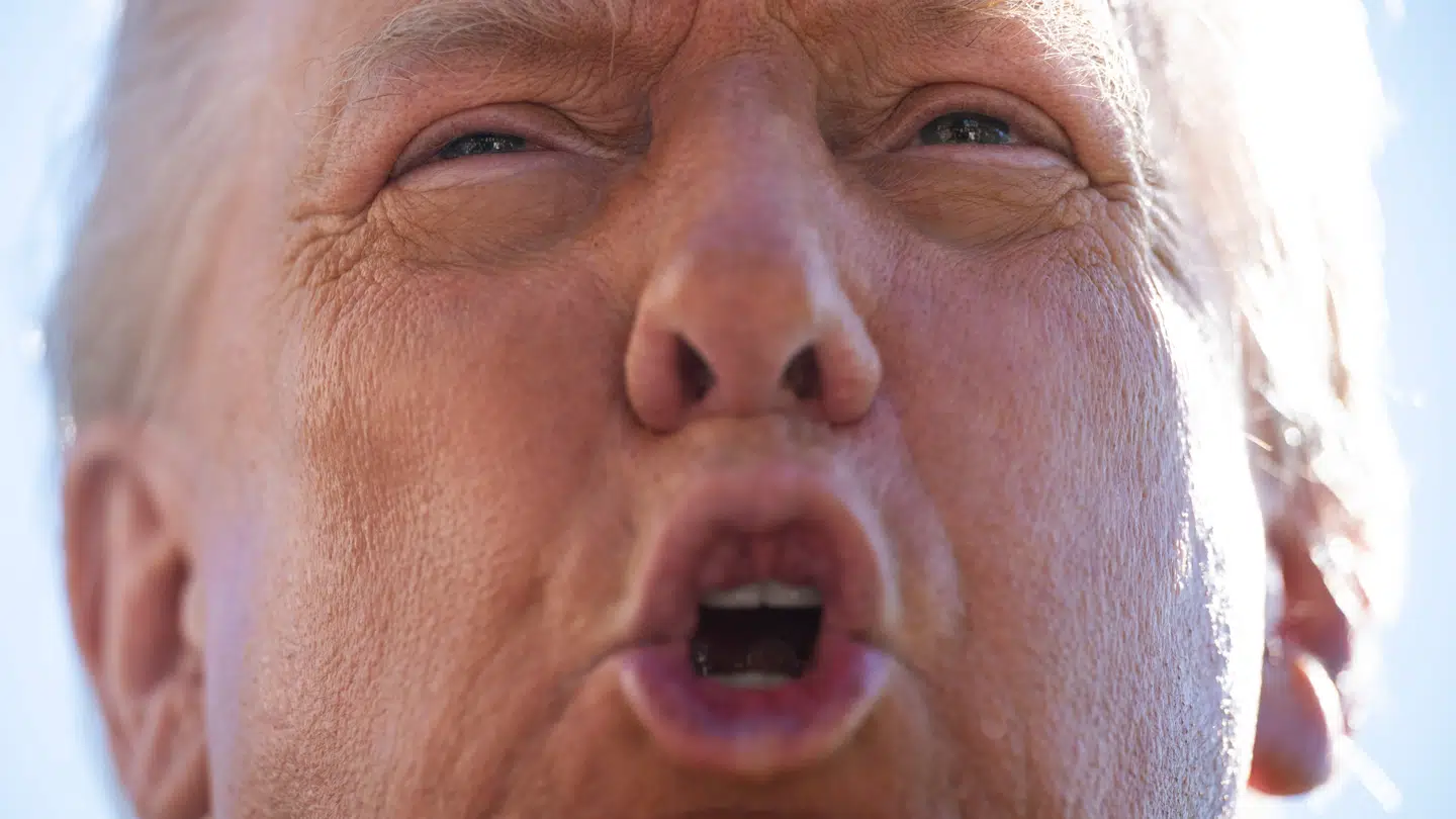 Donald Trump bruger sin præsidentielle muskler til at tilrane sig mere magt i USA.