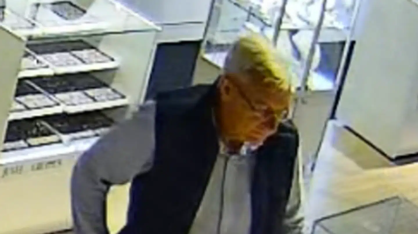 Den mistænkte forsøgte flere gange at åbne glasmontren, hvor den sjældne ring var udstillet, men blev afbrudt af en ekspedient. Til sidst lykkedes det ham dog. Han stak ringen i inderlommen, lyder det.