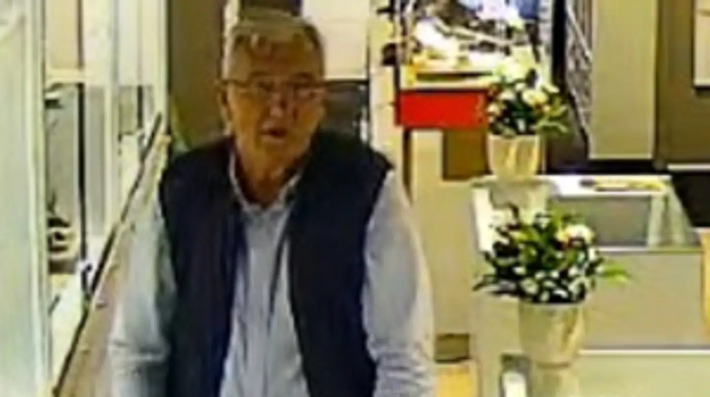 Denne mand, som er dansk af udseende og talte dansk, lykkedes med at liste den dyre og sjældne diamantring ud af en glasmontre i en fynsk guldsmed.