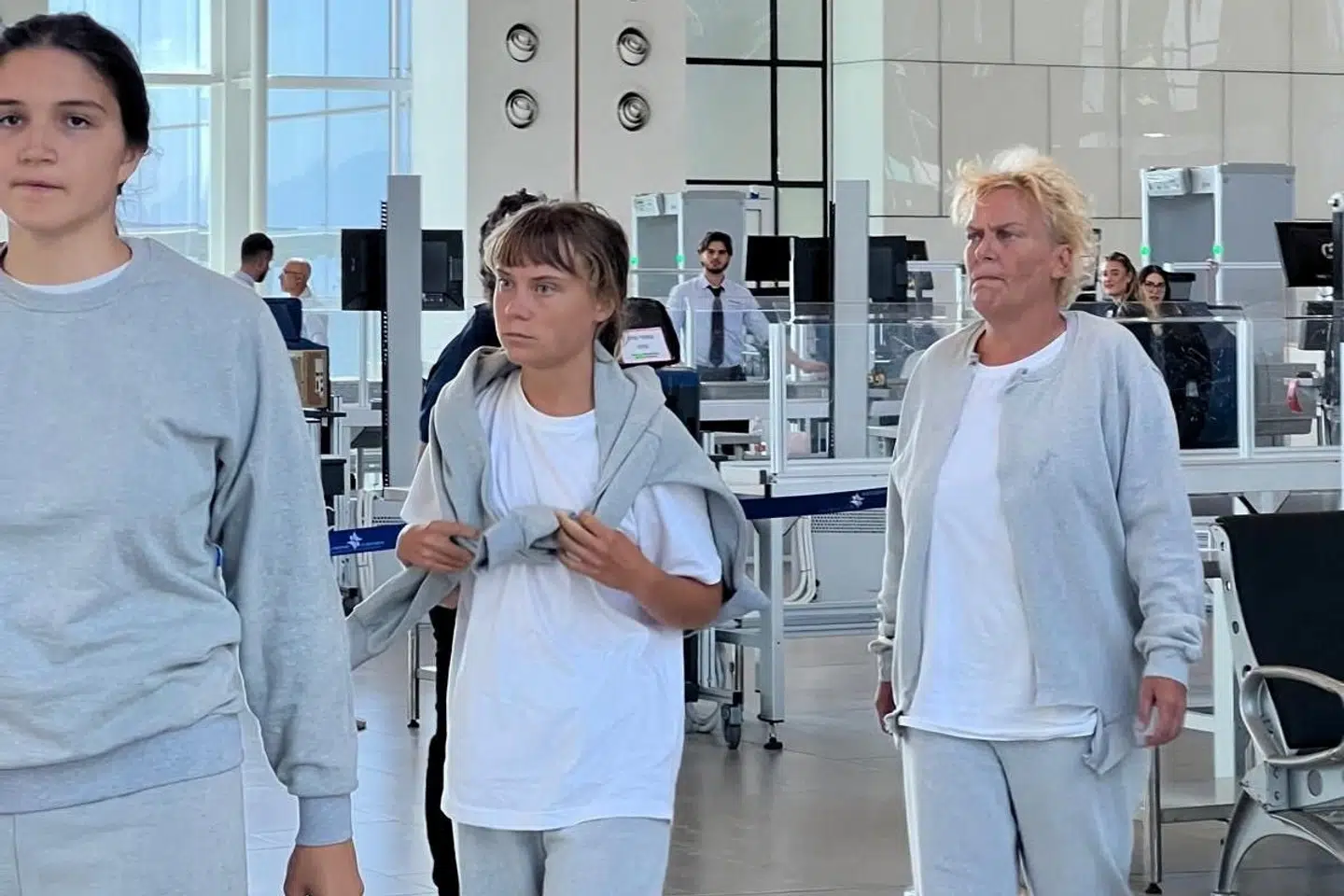 Greta Thunberg er fotograferet i Ramon Lufthavn nær Eilat i det sydlige Israel mandag inden deportationen.