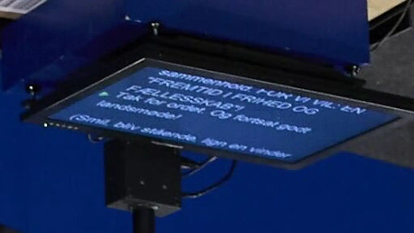 For at kunne, hvad der står på teleprompteren, har B.T. spejlvendt og roteret det originale billede.