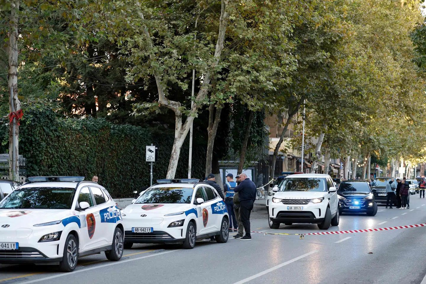 Politiet har afspærret området omkring appeldomstolen i Tirana efter skyderiet mandag eftermiddag.