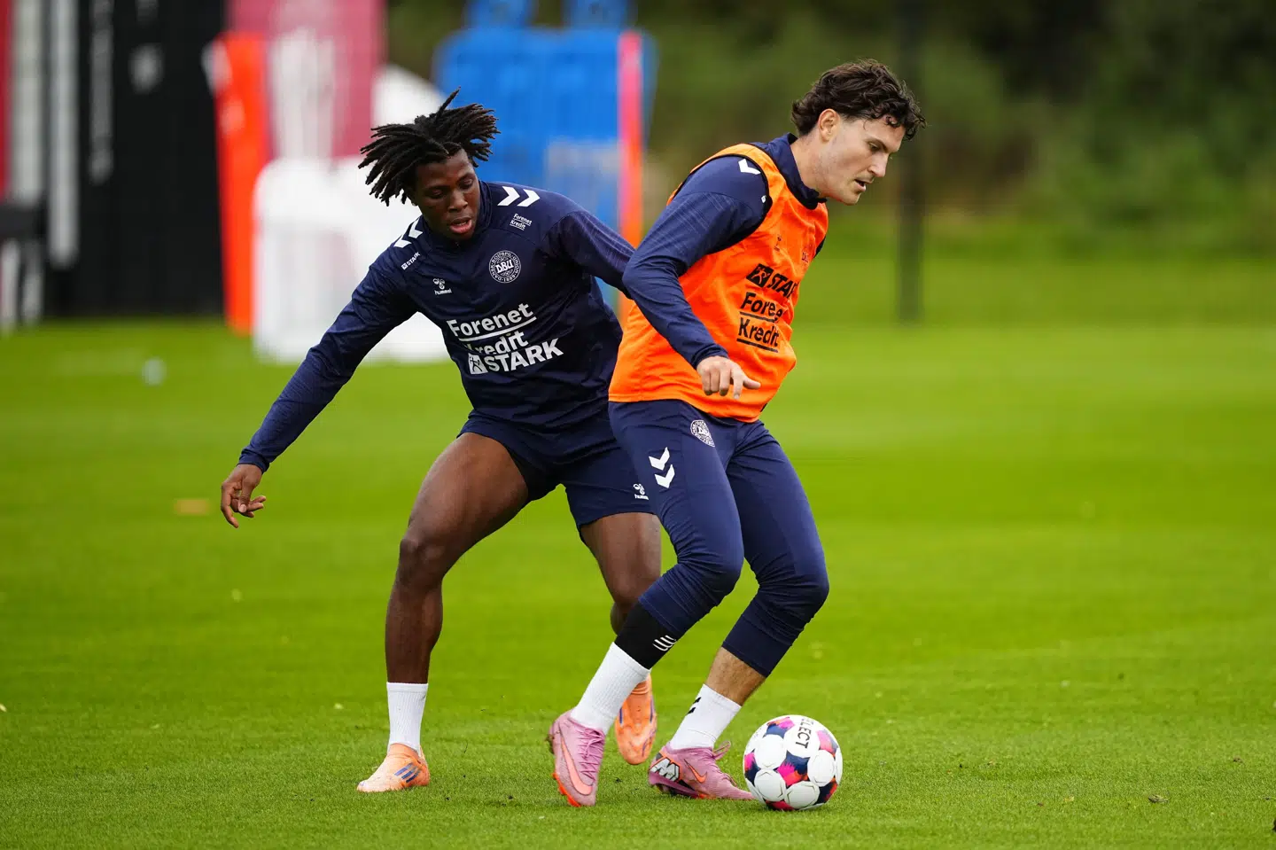 Jonas Wind duellerer her med Patrick Dorgu under mandagens landsholdstræning i Helsingør.